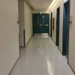 Der ganze Komplex besteht aus 1000 Türen