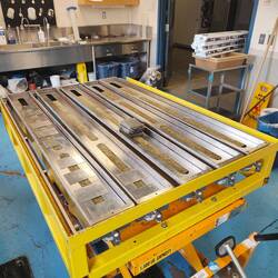 Da sind die kleinen Radieschen drin. Ist ein Nutrient film system mit Steinwolle