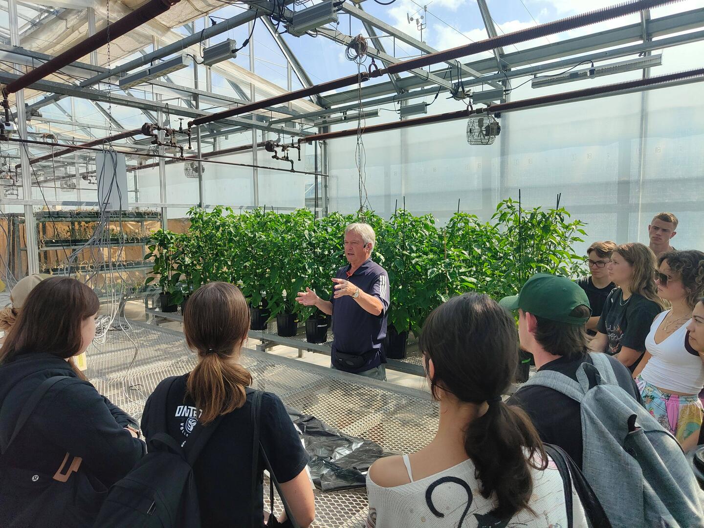 Führung im Gewächshaus mit Prof. Dixon