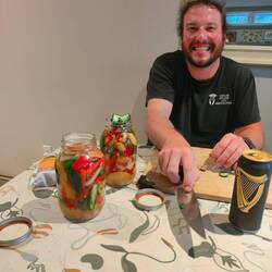 Einer meiner Mitbewohner macht seine spezielle Hot sauce.