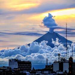 Popocatepetl (5,393 m).