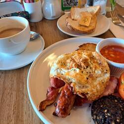 In Cashel angekommen erstmal stärken und aufwärmen bei einem Mini Irish Breakfast