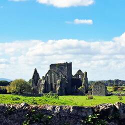 Spaziergang zur Hore Abbey, einem mittelalterliches Zisterzienserkloster von 1272