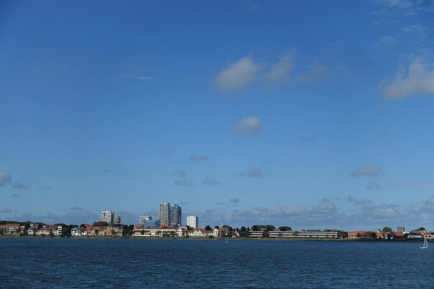 Spuikom Bredene, großes Wassersportgebiet, Blick auf Ostende