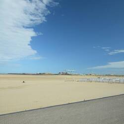 weiter Strand mit Blick auf den großen Hafen