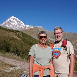 Kazbek im Hintergrund