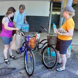 Auf den Fahrrädern wird dann alles "nach Hause" transportiert.