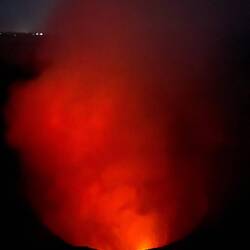 Santiago Krater, in dem man Magma sehen (oder zumindest erahnen) kann.