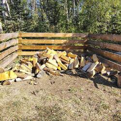 Hier kann man sich selbst sein Feuerholz hacken. Bei diesem Gruppenplatz sicher ein tolles Erlebnis