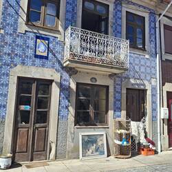 die typisch gemusterten Fliesen