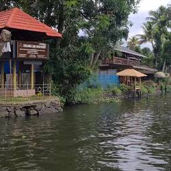 Die Unterkunft, vom Wasser aus gesehen.