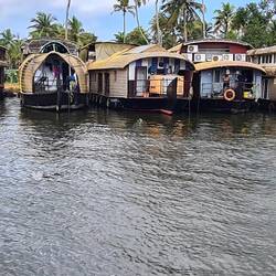 Hier liegen unendliche viele Boote, die auf Touristen warten.