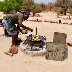 Unser Koch Mello zaubert unserer erstes Mittagessen