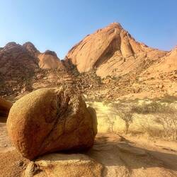 Blick zur Spitzkoppe, auch diese besteht aus grobem Granitgestein