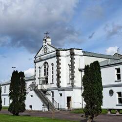 Hauptgebäude mit Kantine und Verwaltung