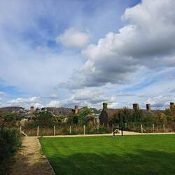 Ein verlassener Ort am Fuß der Festung für die Familienangehörigen