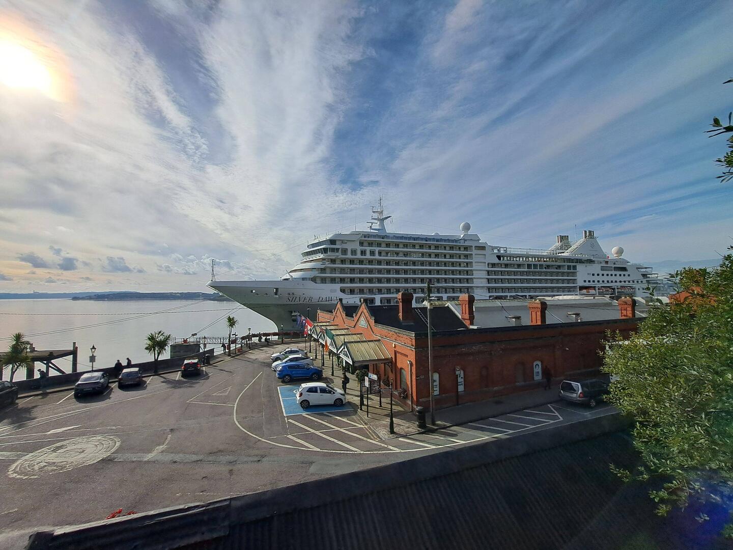 Wieder ein Kreuzfahrtschiff direkt neben dem Bahnhof...faszinierend