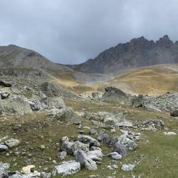 Det var ellers grønt i morges da vi startede. Col du Boeuf er den lave saddel i midten (bagerst)