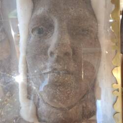 Welche Rolle diese Dame spielte, unergründlich...