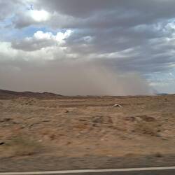 Ein Sandsturm zieht auf.