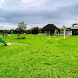 Campo con diversos juegos para niños