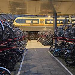 Fahrradparkplatz anderer Dimension am Bahnhof