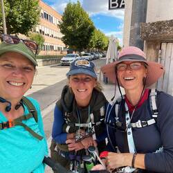I met these sisters a few days ago, then randomly ran into them again today. So Camino!
