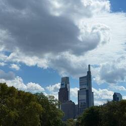 Comcast Gebäude 1&2: USB-Stick und Mobiltelefon