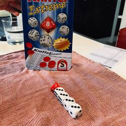 Pepe würfelt einen Kniffel 👏