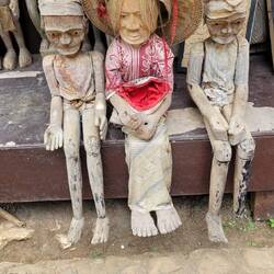 PUPPEN IM GESCHÄFT DES SCHNITZERS