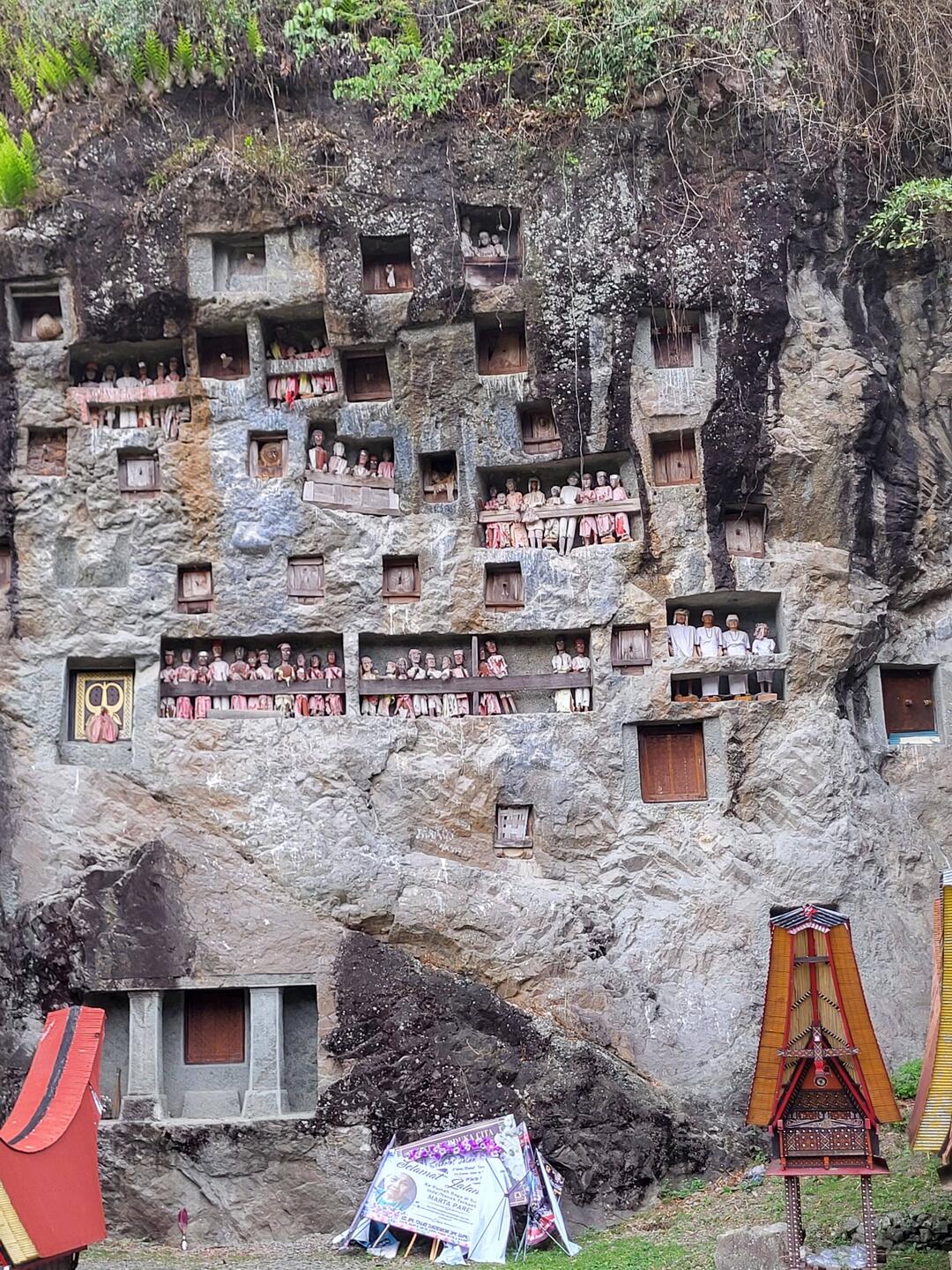 SCHÖNE PUPPEN AN DIESER GRABSTÄTTE