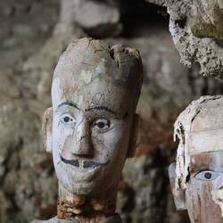 Jede Statue zeigt den jeweiligen Verstorbenen