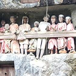 DIE PUPPEN WERDEN HIER GESCHNITZT