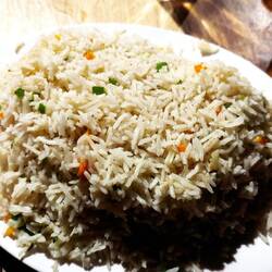 Gebratenen Reis mit Gemüse ... schmeckt besser, als es auf dem Bild aussieht.