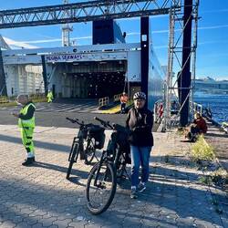 Warten auf den Begleitbus