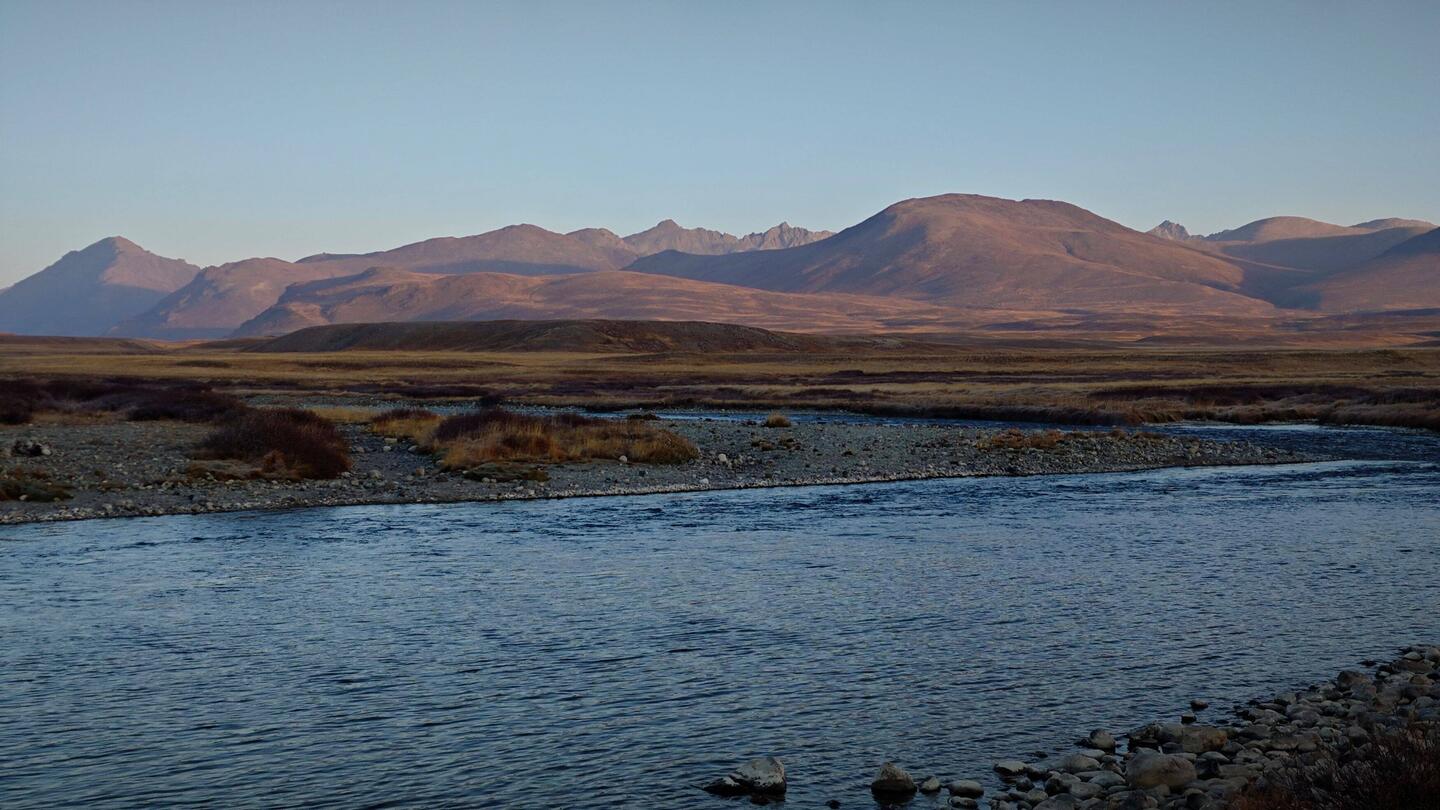 Morgenwäsche am Fluss bei aufgehender Sonne