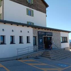 The refugio/rifugio at the start