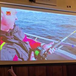 Da fliegt man nach Kenia und muss Galling im keniaischen Fernsehen schauen IN DER BAR