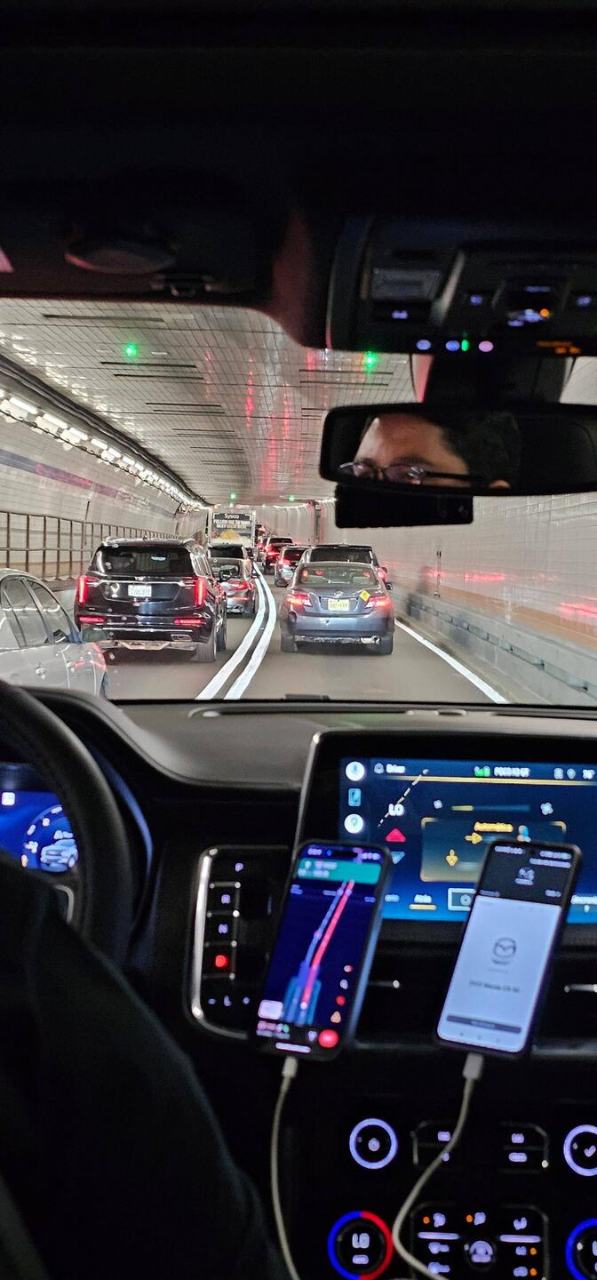 Mit Verkehr an Flughafa.