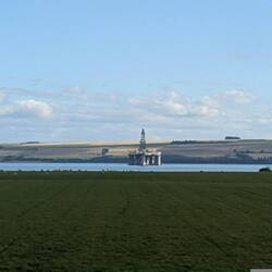 Ölplattform direkt vor der Küste