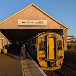 Der Zug bleibt über Nacht hier. Wir auch wir.