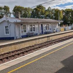 Auf diesem Bild sind 3 Trainspotter zu sehen.