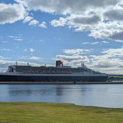 Die Queen Mary 2 liegt in Invergordon vor Anker