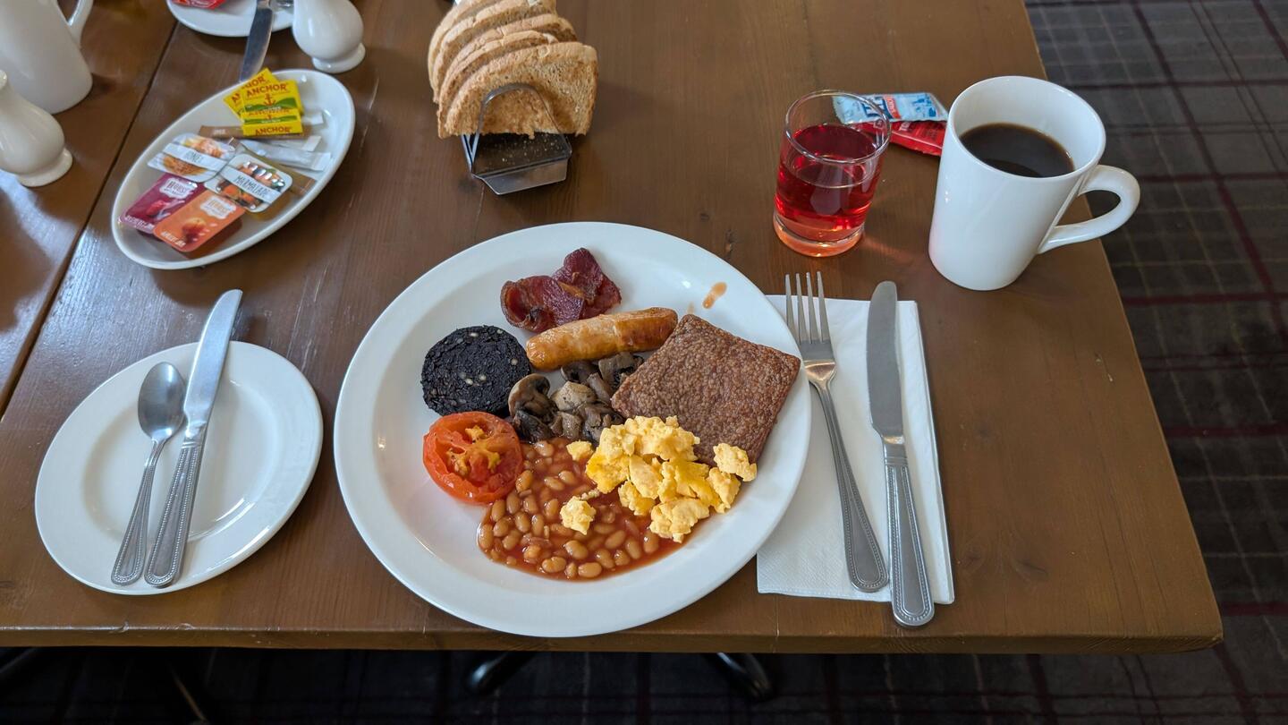 Auf dem Bild sind alle Bestandteile des Frühstücksbuffets zu sehen. Es gibt außerdem noch Croissants