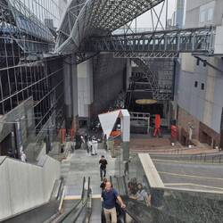 Es geht 11 Stockwerke hoch zum ,Food Court'