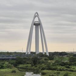 Blick auf den ,Twin Arch' an der Autobahn bei Nagoya