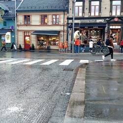 Aber weit gefehlt. Die feinsten Geschäfte, aber nix los. Im linken Shop bin ich fündig geworden 🤩