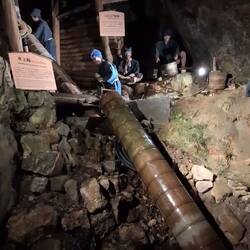 Wasser wird von oben eingeleitet