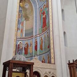 Klosterkirche mit viel nacktem Beton und gänzlich ohne Fresken