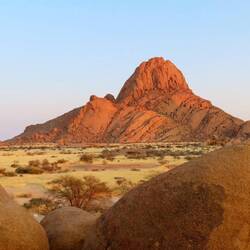 Zuckerhut (links) und Spitzkoppe